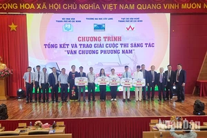 Ban tổ chức trao giải cho tác giả đạt giải. 