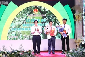 Phó Chủ tịch Ủy ban nhân dân tỉnh Đắk Lắk Nguyễn Thiên Văn trao chứng nhận nhãn hiệu "Sầu riêng Cư M'gar" cho lãnh đạo Ủy ban nhân dân huyện Cư M'gar.