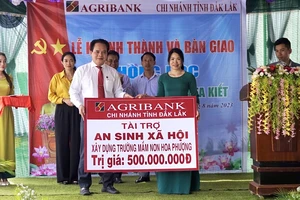 Giám đốc Agribank Đắk Lắk Vương Hồng Lĩnh trao biển tượng trưng tài trợ xây dựng hai phòng học tại Phân hiệu buôn H’Mông thuộc Trường mầm non Hoa Phượng, xã Ea Kiết.
