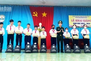Đại diện Đồn Biên phòng Ia Rvê trao tặng quà cho các em học sinh tại Trường trung học cơ sở Nguyễn Thị Định, xã Ia Rvê, huyện Ea Súp.