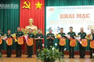 Lãnh đạo Bộ Chỉ huy Bộ đội Biên phòng tỉnh Đắk Lắk trao cờ lưu niệm tặng các đơn vị tham gia hội thi.