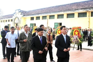 Đoàn đại biểu của Đảng bộ tỉnh Đắk Lắk dâng hương bày tỏ lòng thành kính, tri ân các chiến sĩ cộng sản, các cựu tù chính trị tại Nhà đày Buôn Ma thuột.