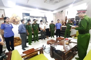Cơ quan Cảnh sát điều tra tống đạt quyết định bắt tạm giam bị can Trịnh Quang Trí tại nhà riêng. 