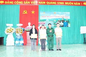 Thượng tá Rơ Lan Ngân, Phó Chính ủy Bộ đội Biên phòng tỉnh Đắk Lắk trao giấy khen cho các cá nhân có nhiều thành tích trong thực hiện Ngày hội Biên phòng toàn dân, giai đoạn 2019-2024.