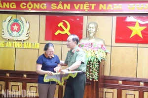 Thân nhân các liệt sĩ Công an tỉnh Đắk Lắk hy sinh trong vụ khủng bố ngày 11/6/2023 tại xã Ea Tiêu và Ea Ktur, huyện Cư Kuin trao tặng các kỷ vật cho lãnh đạo Cục Công tác Đảng và công tác chính trị, Bộ Công an.