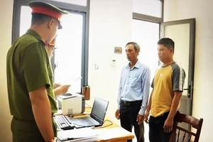 Cơ quan cảnh sát điều tra Công an huyện Krông Pắc tống đạt quyết định khởi tố bị can đối với Nguyễn Hồng Trường và Đoàn Hồng Trí.