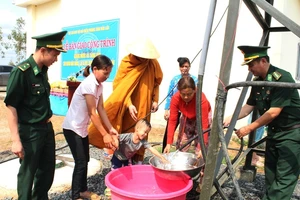 Giếng nước đưa vào hoạt động trong niềm vui mừng, phấn khởi của nhân dân thôn 2, xã biên giới Ia R'vê.