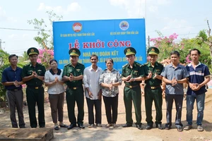 Đại diện lãnh đạo Bộ đội Biên phòng tỉnh Đắk Lắk cùng chính quyền địa phương và gia đình ông Hồ Văn Thành tại lễ khởi công ngôi nhà.