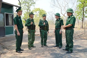 Đoàn công tác Bộ Chỉ huy Bộ đội Biên phòng tỉnh Đắk Lắk kiểm tra và động viên cán bộ, chiến sĩ Đồn Biên phòng Ia R'vê đang thực hiện nhiệm vụ trên biên giới.