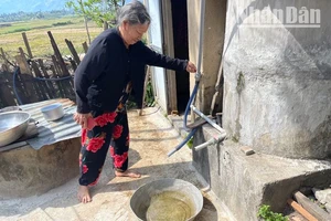 Nhiều hộ dân ở khu vực nông thôn huyên Krông Bông thiếu nước sinh hoạt.