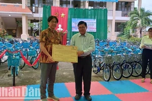 Đại diện Câu lạc bộ Toyohashi Golden Rotary-Nhật Bản trao bảng tượng trưng tặng 70 xe đạp cho học sinh có hoàn cảnh khó khăn Trường Tiểu học Nguyễn Thị Minh Khai cho lãnh đạo Ủy ban nhân dân huyện Buôn Đôn.