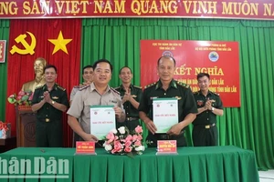 Lãnh đạo Cục Thi hành án dân sự tỉnh Đắk Lắk và Đồn Biên phòng Ia Rvê ký kết giao ước kết nghĩa.
