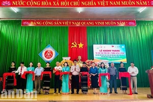 Các đại biểu cắt băng khánh thành 3 thư viện thân thiện hỗ trợ các trường học trên địa bàn huyện Cư M'gar, tỉnh Đắk Lắk.