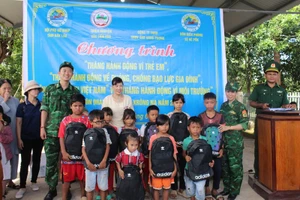 Đại diện các đơn vị tham gia chương trình trao tặng quà cho trẻ em buôn Drang Phốk.
