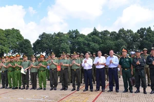 Các đồng chí lãnh đạo Bộ Công an và lãnh đạo tỉnh Đắk Lắk cùng các đơn vị lực lượng vũ trang tỉnh dự lễ ra mắt lực lượng tham gia bảo vệ an ninh trật tự ở cơ sở tại Đắk Lắk.