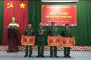 Đại tá Nguyễn Công Tuấn, Phó Chỉ huy trưởng kiêm Tham mưu trưởng trao giải Nhất, Nhì, Ba toàn đoàn cho Đồn Biên phòng Sêrêpốk, khối cơ quan Bộ Chỉ huy và Đồn Biên phòng Yok Đôn.