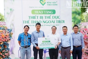 Ông Trần Minh Đẩu, Chủ tịch Hội đồng Thành viên Công ty trách nhiệm hữu hạn Bệnh viện đa khoa Thiện Hạnh trao tặng tượng trưng thiết bị cho lãnh đạo Ủy ban nhân dân thành phố Buôn Ma Thuột.