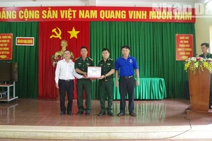 Đại diện Sở Giáo dục và Đào tạo tỉnh Đắk Lắk tặng quà cán bộ, chiến sĩ Đồn Biên phòng Sêrêpốk.