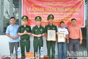 Đại diện lãnh đạo Bộ Chỉ huy Bộ đội Biên phòng tỉnh và chính quyền địa phương trao biểu trưng Nhà đồng đội và quà tặng gia đình đồng chí Y Ninh Bkrông.