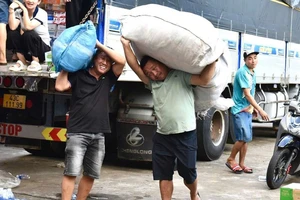 Nhân dân thành phố Buôn Ma Thuột mang áo quần, thực phẩm đến ủng hộ đồng bào các tỉnh phía bắc khắc phục hậu quả cơn bão số 3 gây ra.