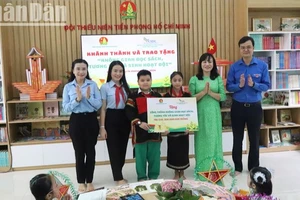 Anh Bùi Quang Huy, Bí thư thứ nhất Trung ương Đoàn và chị Nguyễn Phạm Duy Trang, Bí thư Trung ương Đoàn, Chủ tịch Hội đồng Đội Trung ương trao tặng công trình “Không gian đọc sách, tương tác và sinh hoạt Đội” cho lãnh đạo Trường Tiểu học Võ Thị Sáu.