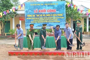 Các đại biểu động thổ khởi công xây dựng tượng đài “Bác Hồ với chiến sĩ Biên phòng” tại Đồn Biên phòng Ea H'leo.