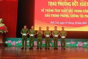 Lãnh đạo Công an tỉnh khen thưởng đột xuất cho tập thể Công an các huyện có thành tích trong đấu tranh phòng, chống tội phạm.