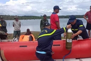 Các lực lượng chức năng đang nỗ lực tìm kiếm nạn nhân mất tích trên hồ Thác Vàng. Ảnh: CTV.