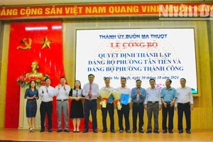 Thành ủy Buôn Ma Thuột công bố quyết định thành lập Đảng bộ phường Tân Tiến và phường Thành Công sau khi sáp nhập.