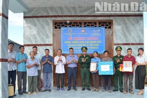 Đại diện lãnh đạo Bộ Chỉ huy Bộ đội Biên phòng tỉnh và chính quyền địa phương và Đồn Biên phòng Ea H’leo trao nhà "Đại đoàn kết" tặng gia đình ông Lê Thiện Hãng.