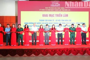 Các đại biểu cắt băng khai mạc triển lãm.