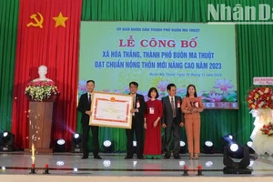 Lãnh đạo xã Hòa Thắng đón nhận Quyết định của Ủy ban nhân dân tỉnh Đắk Lắk công nhận xã Hòa Thắng đạt chuẩn nông thôn mới nâng cao năm 2023.