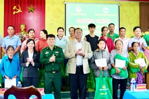 Đại diện lãnh đạo Bộ Chỉ huy Bộ đội Biên phòng tỉnh và Hội Nông dân tỉnh trao quà tặng các gia đình hội viên nông dân khó khăn.