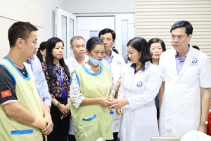 Lãnh đạo thành phố Hà Nội và quận Hoàng Mai thăm hỏi, động viên gia đình nạn nhân vụ cháy. 