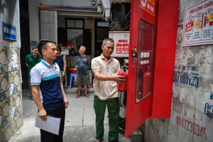 Lực lượng chức năng quận Cầu Giấy, Hà Nội kiểm tra phương tiện phòng cháy, chữa cháy tại khu dân cư.