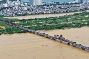 Lũ dâng cao trên sông Hồng.