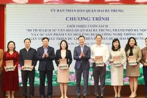 Lãnh đạo quận Hai Bà Trưng tặng sách các đơn vị. 