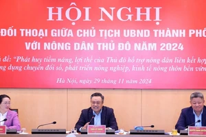 Chủ tịch thành phố Hà Nội chủ trì buổi đối thoại. 