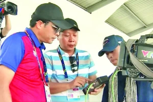 Phóng viên VTV tác nghiệp tại Sea Games 31. Ảnh: Hoài Thu