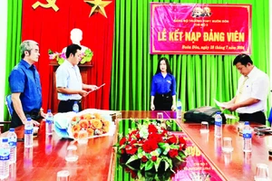 Lễ kết nạp đảng viên mới của Chi bộ 2, Đảng bộ Trường trung học phổ thông Buôn Đôn.