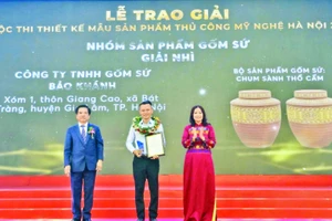 Nghệ nhân Nguyễn Mạnh Hòa được trao giải tại Cuộc thi Thiết kế mẫu sản phẩm thủ công mỹ nghệ 2024.