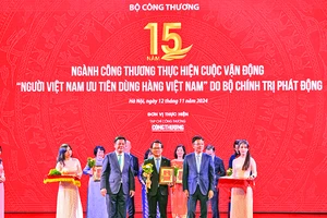 Đồng chí Nguyễn Anh Đức, Phó Bí thư Đảng ủy, Tổng Giám đốc Saigon Co.op, thay mặt đơn vị nhận kỷ niệm chương, khen thưởng từ lãnh đạo Chính phủ và Bộ Công thương. 