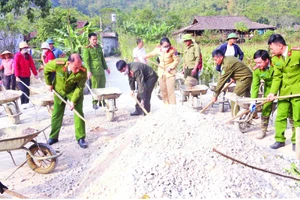 Cán bộ, chiến sĩ Công an huyện Bắc Sơn và Công an xã Long Đống cùng người dân làm đường giao thông nông thôn.