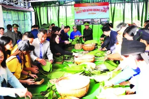 Cán bộ, chiến sĩ Bộ đội Biên phòng tỉnh Đắk Lắk và các đơn vị gói bánh chưng tặng nhân dân xã biên giới Ia Lốp đón Tết. 