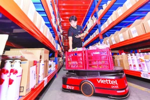 Sử dụng robot tại kho hàng của Tổng Công ty cổ phần Bưu chính Viettel (Viettel Post). (Ảnh ĐĂNG ANH)