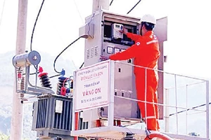 Cán bộ điện lực huyện Yên Sơn kiểm tra trạm biến áp tại thôn Vàng On, xã Trung Minh trước khi đóng điện.
