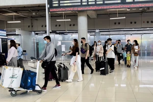 Du khách quốc tế tại sân bay Suvarnabhumi ở tỉnh Samut Prakan, Thái Lan. (Ảnh: Tuấn Anh)