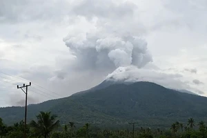 Tro bụi phun lên từ núi lửa Lewotobi Laki-Laki ở Đông Flores, tỉnh Đông Nusa Tenggara (Indonesia) hồi tháng trước. (Ảnh: THX/TTXVN)