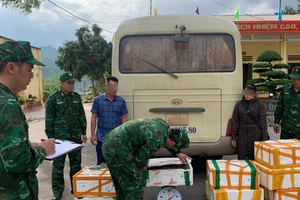 Các đối tượng cùng tang vật tại Đồn Biên phòng cửa khẩu Hoành Mô.
