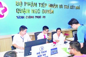 Học sinh Trường trung học cơ sở An Đà trải nghiệm tại Bộ phận “một cửa” quận Ngô Quyền (Hải Phòng).
